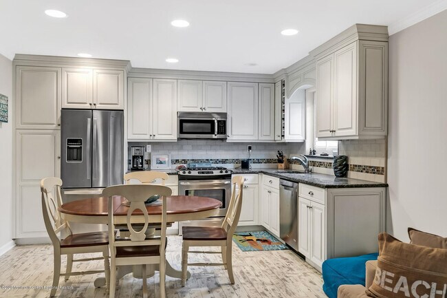 Building Photo - 709 Ocean Ave N