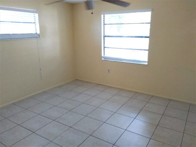 Building Photo - Corner Lot Home in New Port Richey