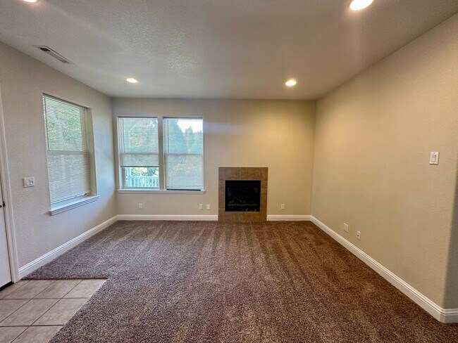 Building Photo - 215