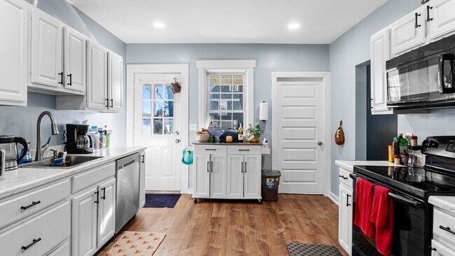 Building Photo - 6 Crescent St