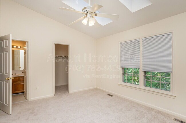 Building Photo - 7461 Ridge Oak Ct