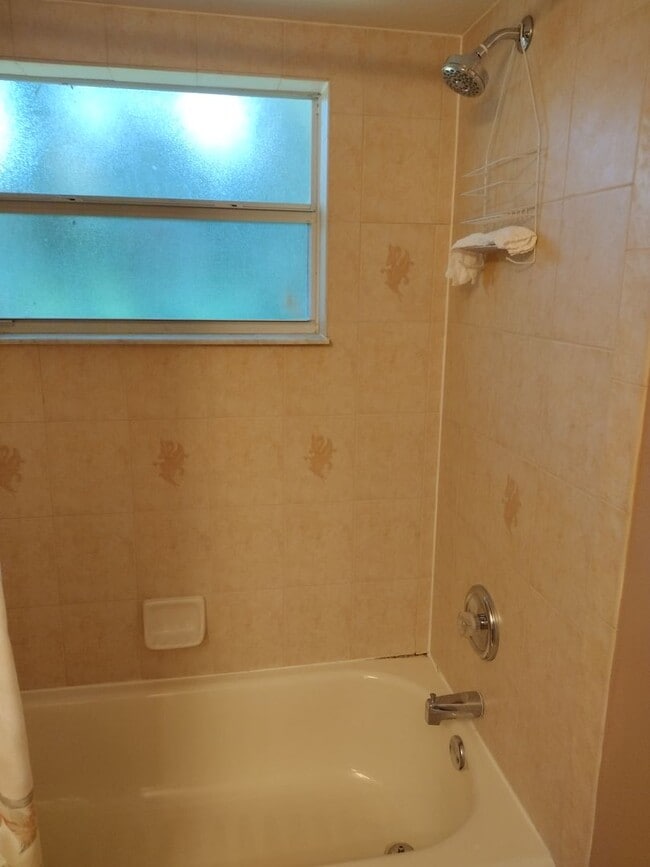 Building Photo - 3 Bedroom 2 Bath House 2 car garage with Large screened in porch! Tenant occupied till March 31st