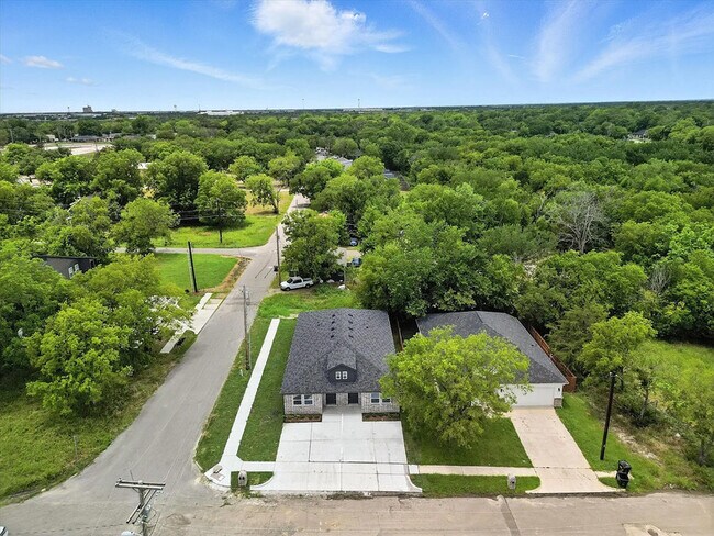 Building Photo - 3206 Sayle St