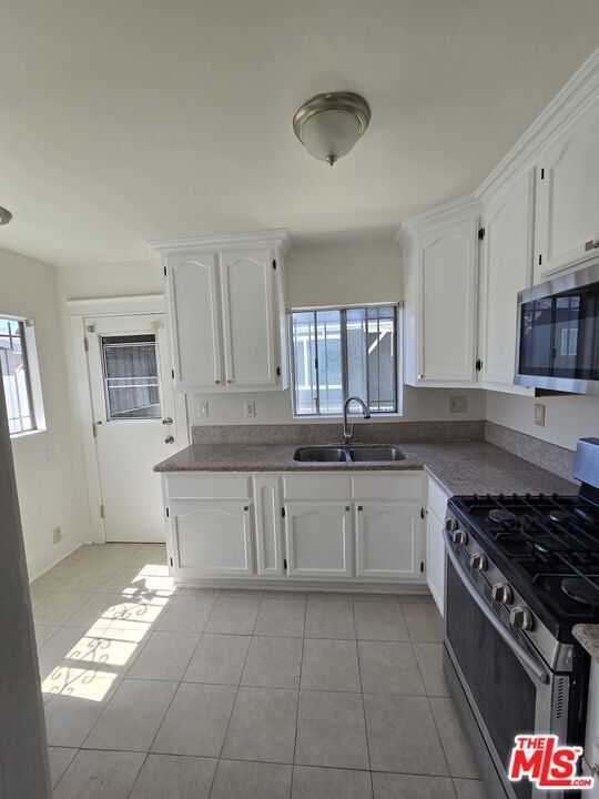 Building Photo - 1216 W 77th St