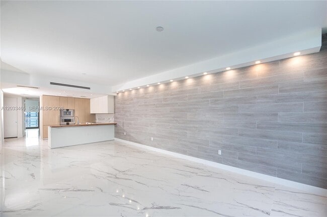 Building Photo - 15701 Collins Ave