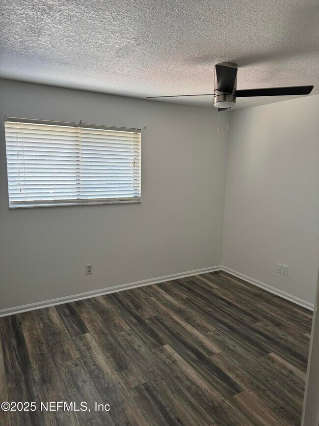 Building Photo - 3801 Crown Point Rd