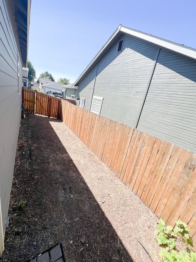 Building Photo - Three Bedroom, Two Bath House in Southview