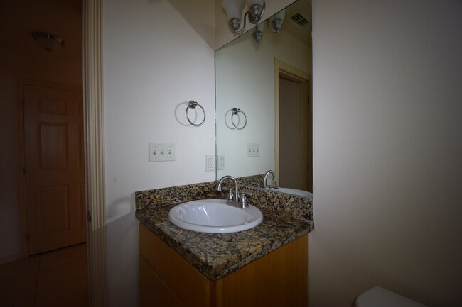 Building Photo - 1402 W Carmen Ave