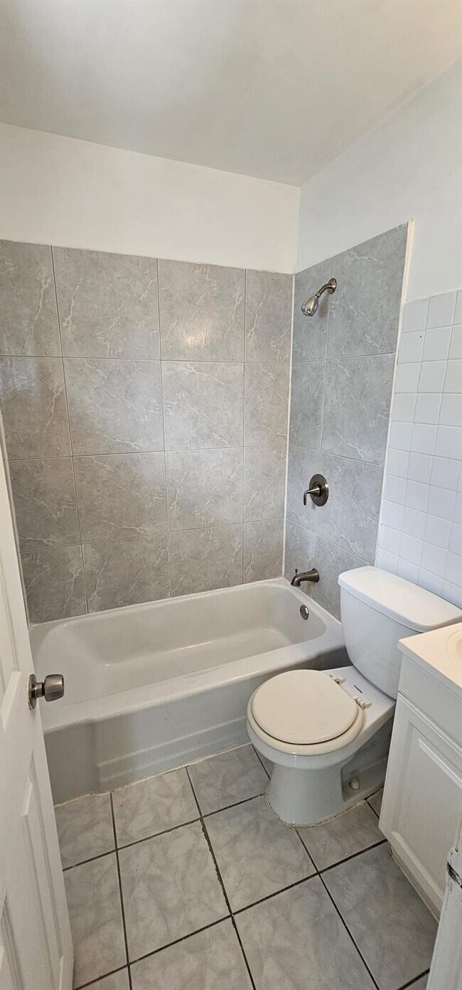 Building Photo - 2211 Lincoln St