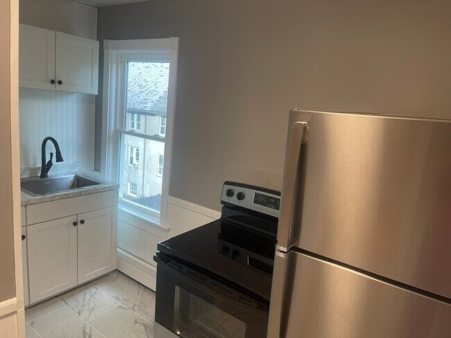 Building Photo - 13 Broad St