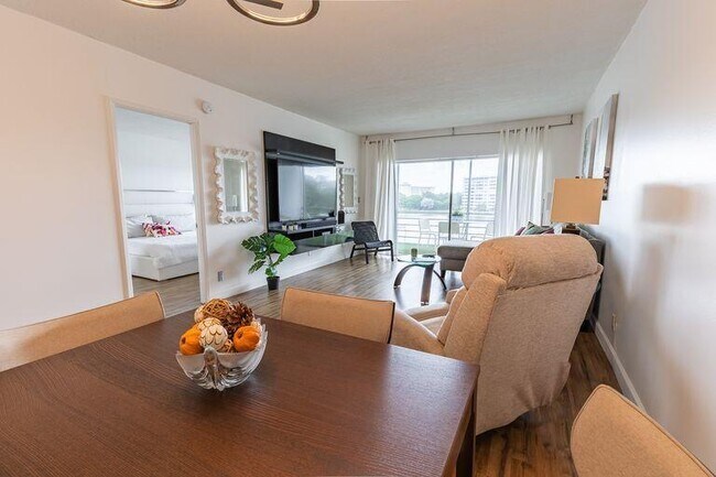 Building Photo - 2751 N Palm Aire Dr