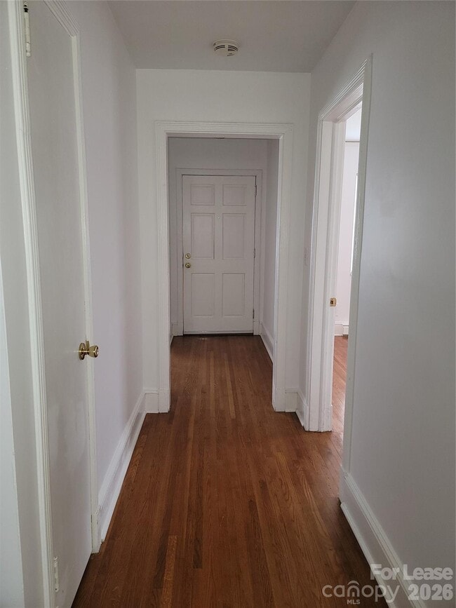 Building Photo - 1348 E Woodlawn Rd