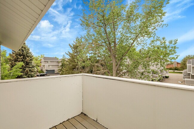 Building Photo - $2,400 - 3 Bed, 1.5 Bath Condo in Aurora w...