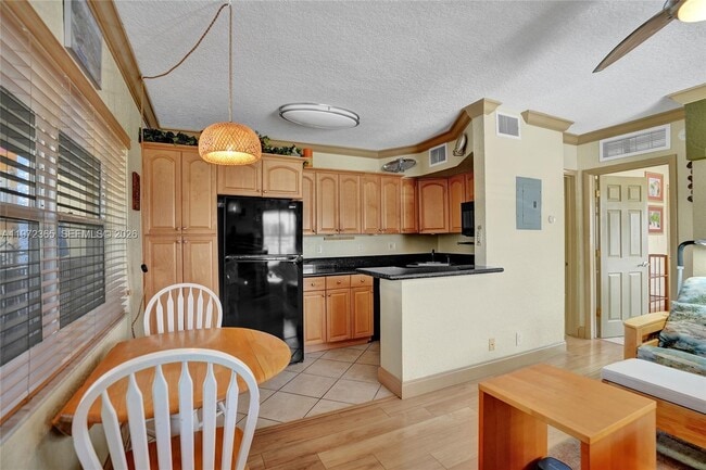 Building Photo - 744 NE 14th Ave