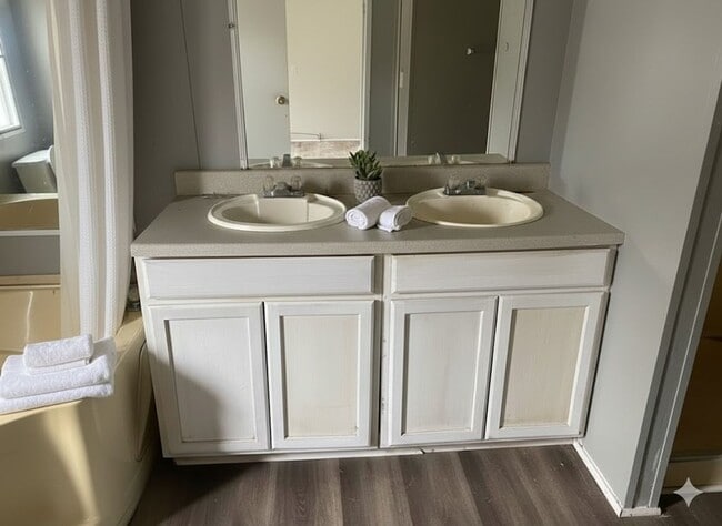 Building Photo - 3-bedrooms and 2-bathrooms Mobile-home