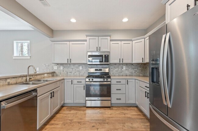 Building Photo - Modern 3 BR home on beautiful wooded lot in Sisters