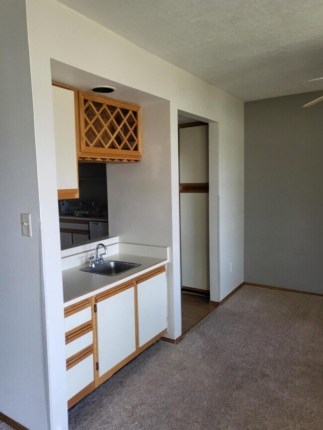 Building Photo - 831 Country Club Dr SE