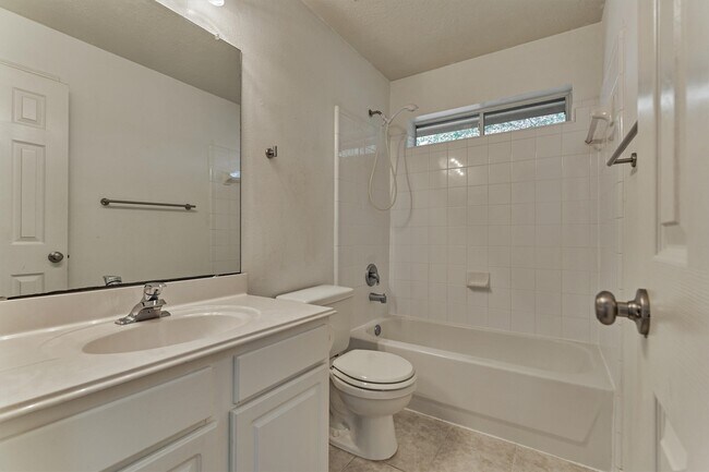 Building Photo - 27 E Russet Grove Cir