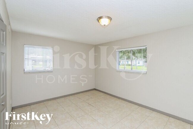 Building Photo - 2749 Elm Dr NE