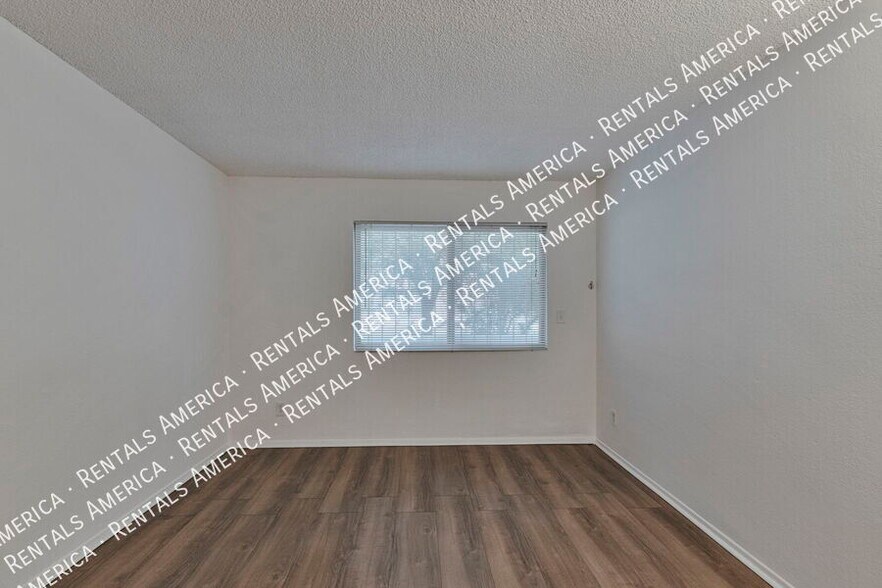 Building Photo - 749 E 6th St