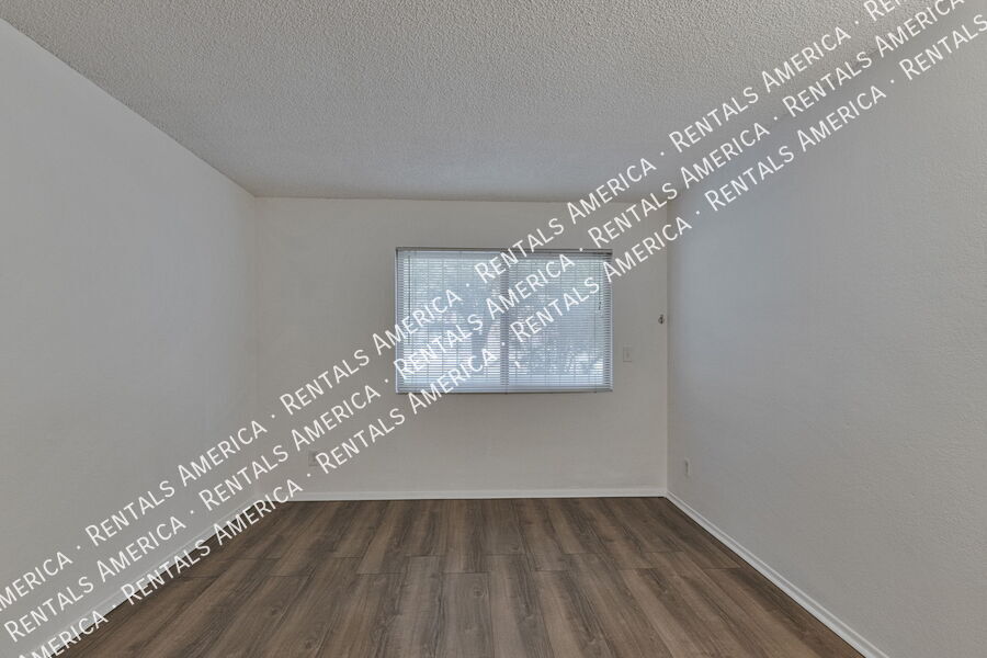 Building Photo - 749 E 6th St