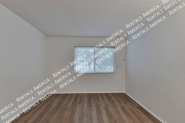 Building Photo - 749 E 6th St