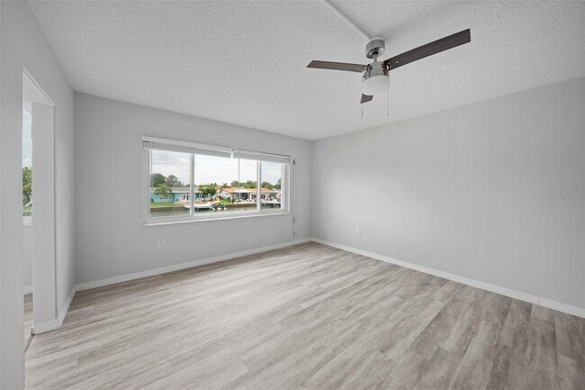 Building Photo - 4725 Cove Cir