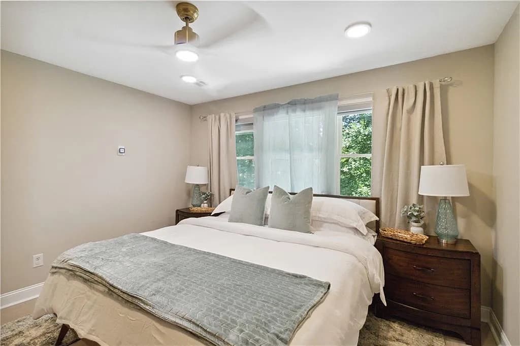 Building Photo - Room in House on Glenwhite Dr