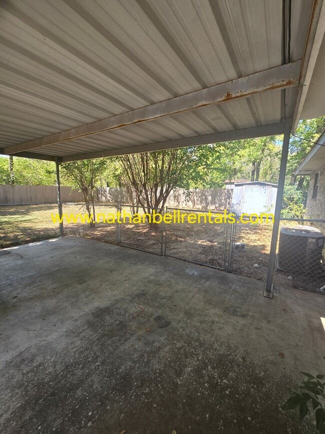 Building Photo - 3 bedroom/2 bath single family