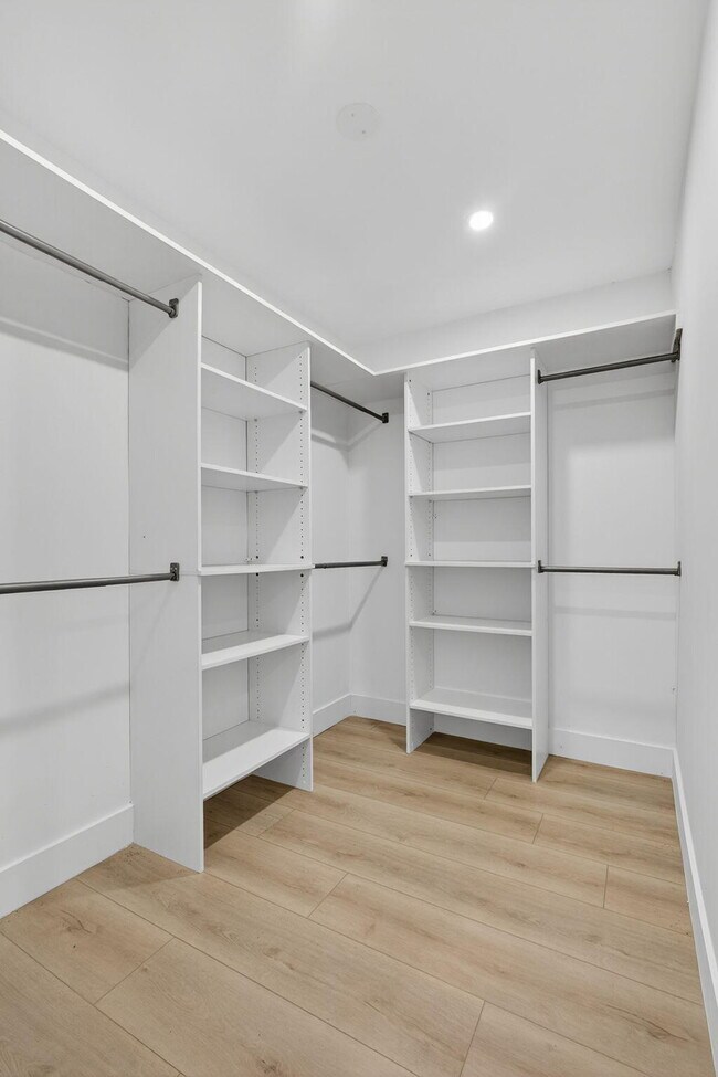 Building Photo - 280 Sulky Way