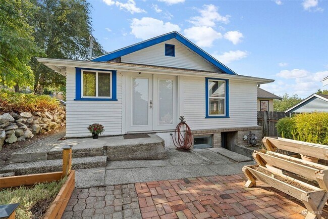 Building Photo - Modern Comfort Meets Vintage Charm – Just Minutes from the Ferry!