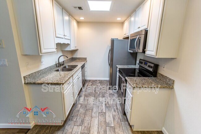 Building Photo - 427 W Pontiac Dr