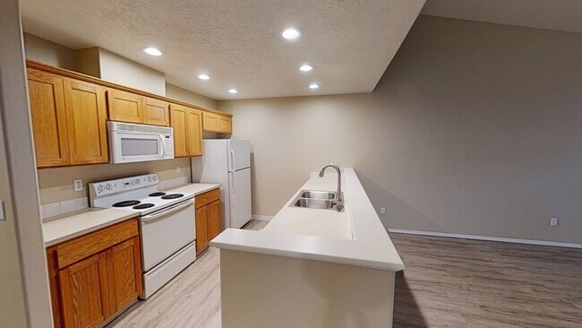 Building Photo - Single Level  House in Sandy- Great Open Floor Plan- Pet Friendly!