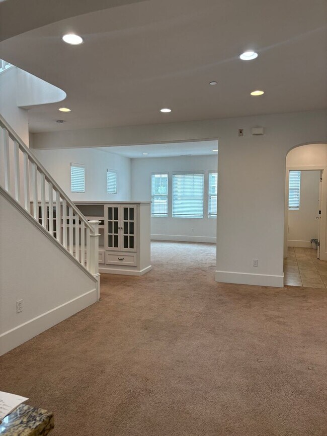 Building Photo - Pet Friendly 4 bed 3.5 bath home *AVAILABL...