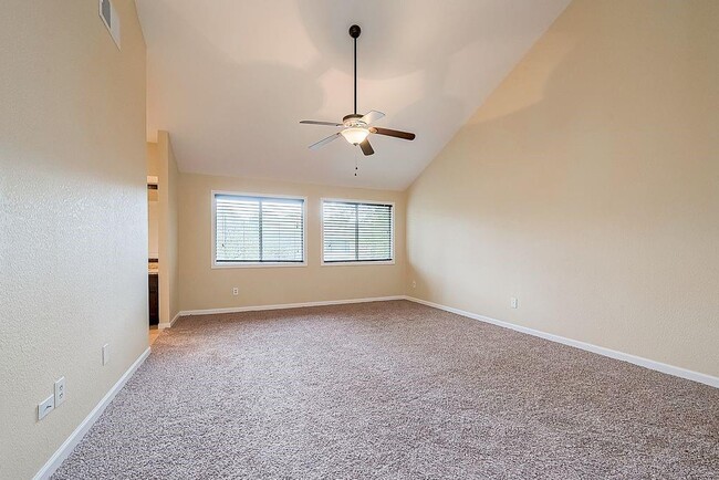 Building Photo - 2039 Shorewood Ln