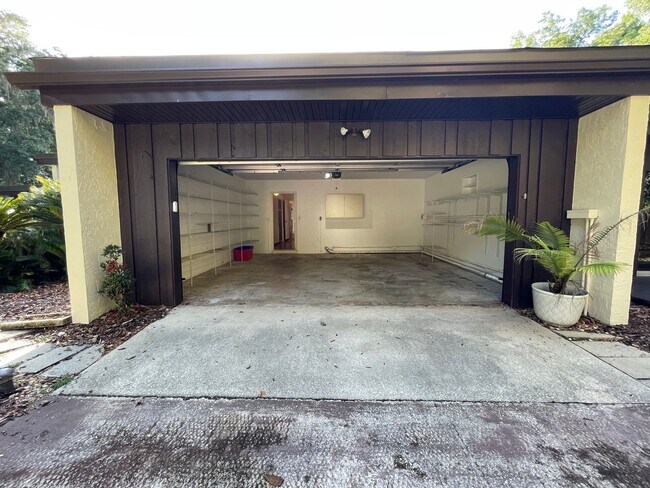 Building Photo - Mid-Century Modern Oasis on 5+ Acres – Pri...