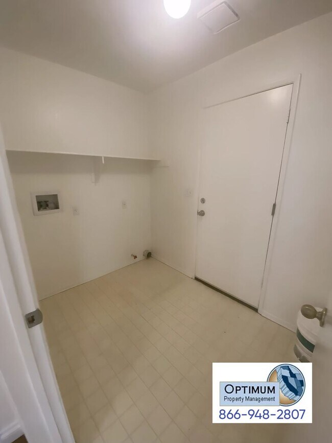 Building Photo - Charming 3-Bedroom, 2-Bathroom Home with E...