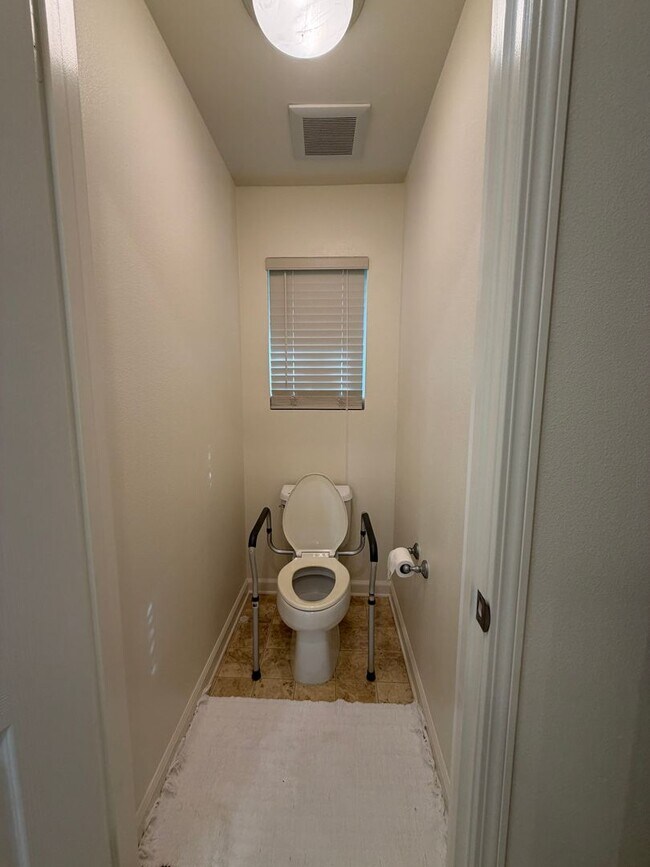 Building Photo - Spacious 4-Bedroom Ewa Beach Home with Den...