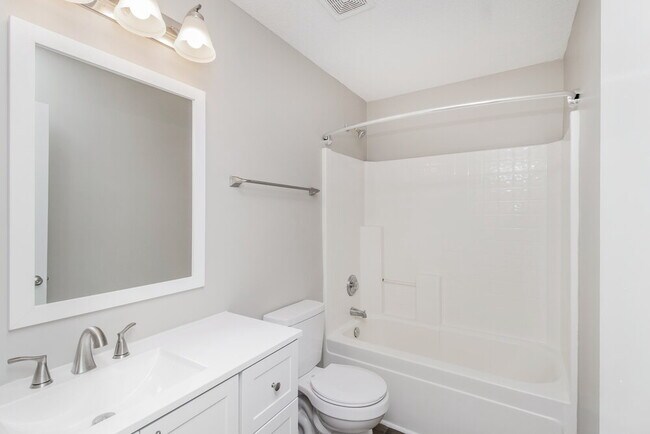 Building Photo - 113 Daventry Pl