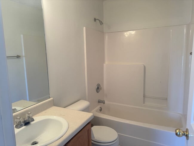 Building Photo - Great 2BR Townhome in Bellevue