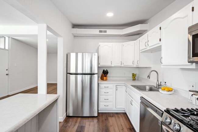 Building Photo - Large 3 bed home for Rent
