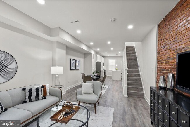 Building Photo - 518 N Lakewood Ave