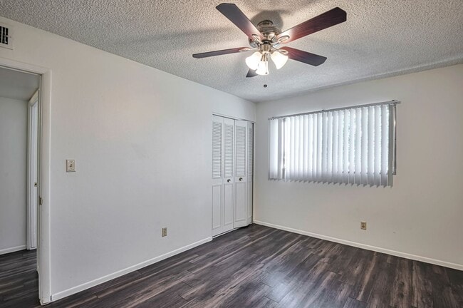 Building Photo - 6 Bedroom 3.5 Bath, Large Pool and Backyard