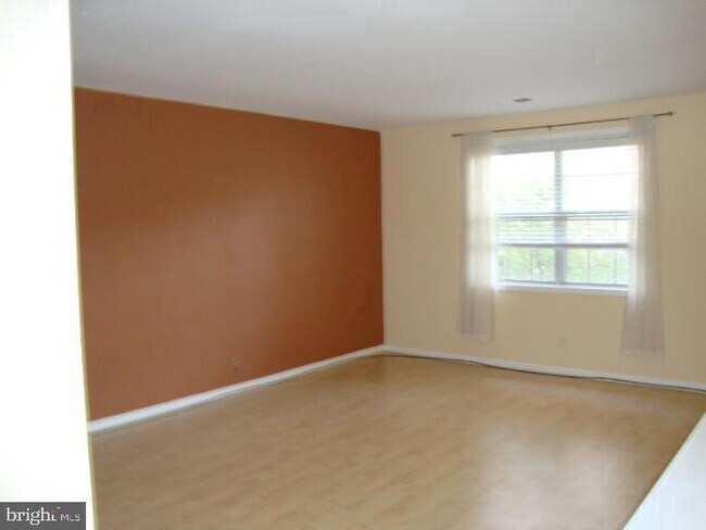 Building Photo - Welcome to this well-maintained top-floor condominium