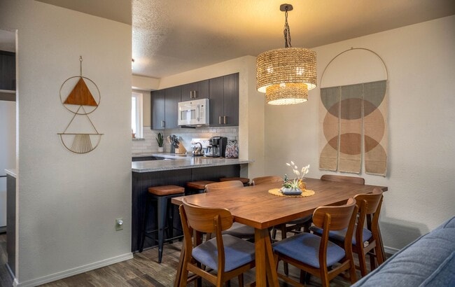 Building Photo - Sleek, Modern SE Boise Townhouse