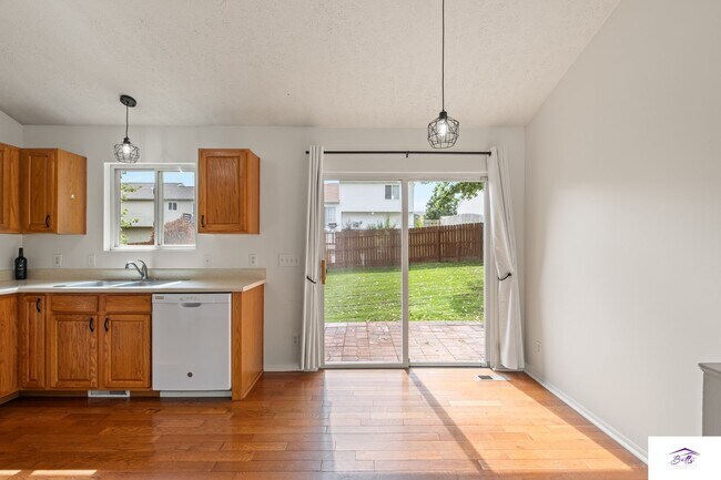 Building Photo - AVAILABLE NOW!