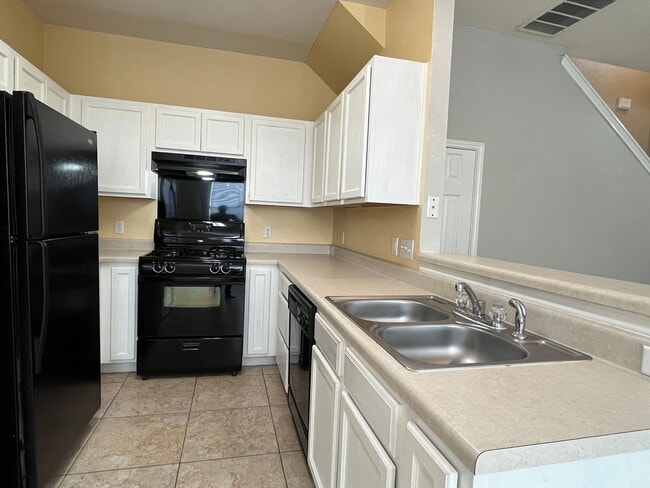 Building Photo - Great 3/2.5 Townhouse in Great Location