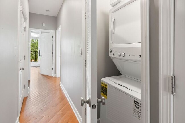 Building Photo - Stunning 2 Bed 2 Bath in the Ukrainian Village area