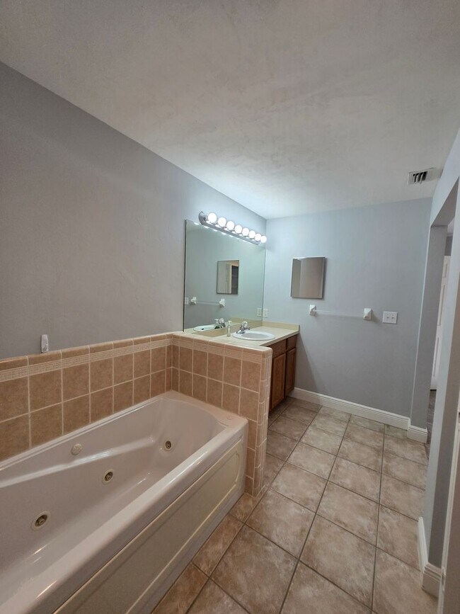 Building Photo - 3BR/3BA Two-Story Quad – Prime Location & Move-In Ready!