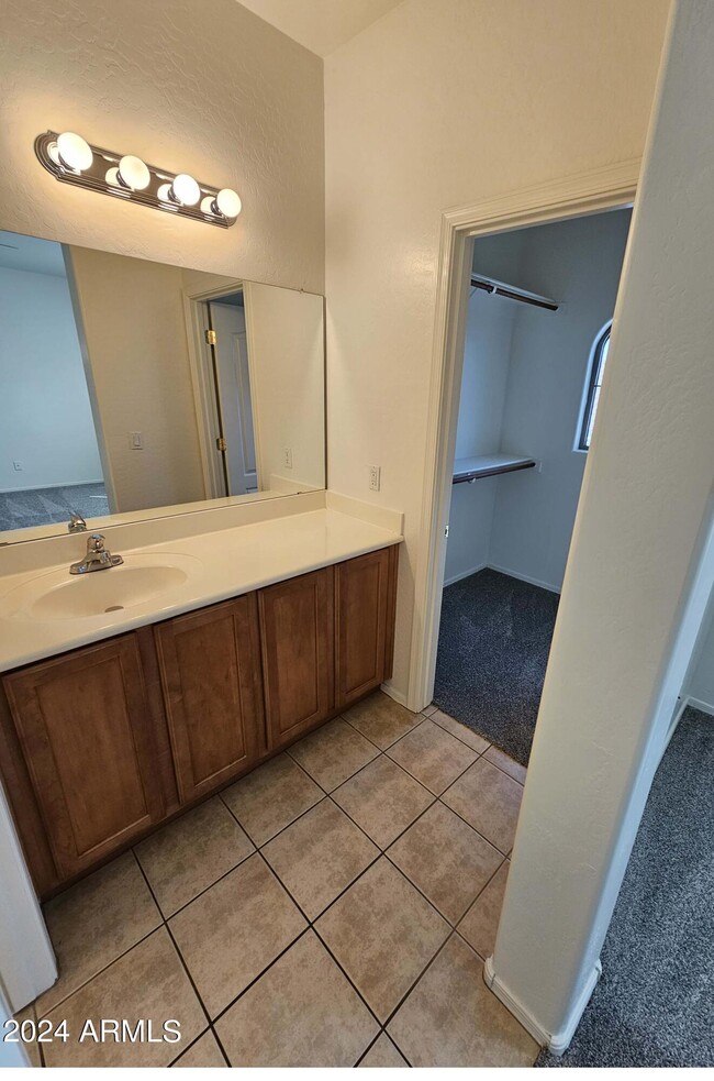 Building Photo - 2600 E Springfield Pl